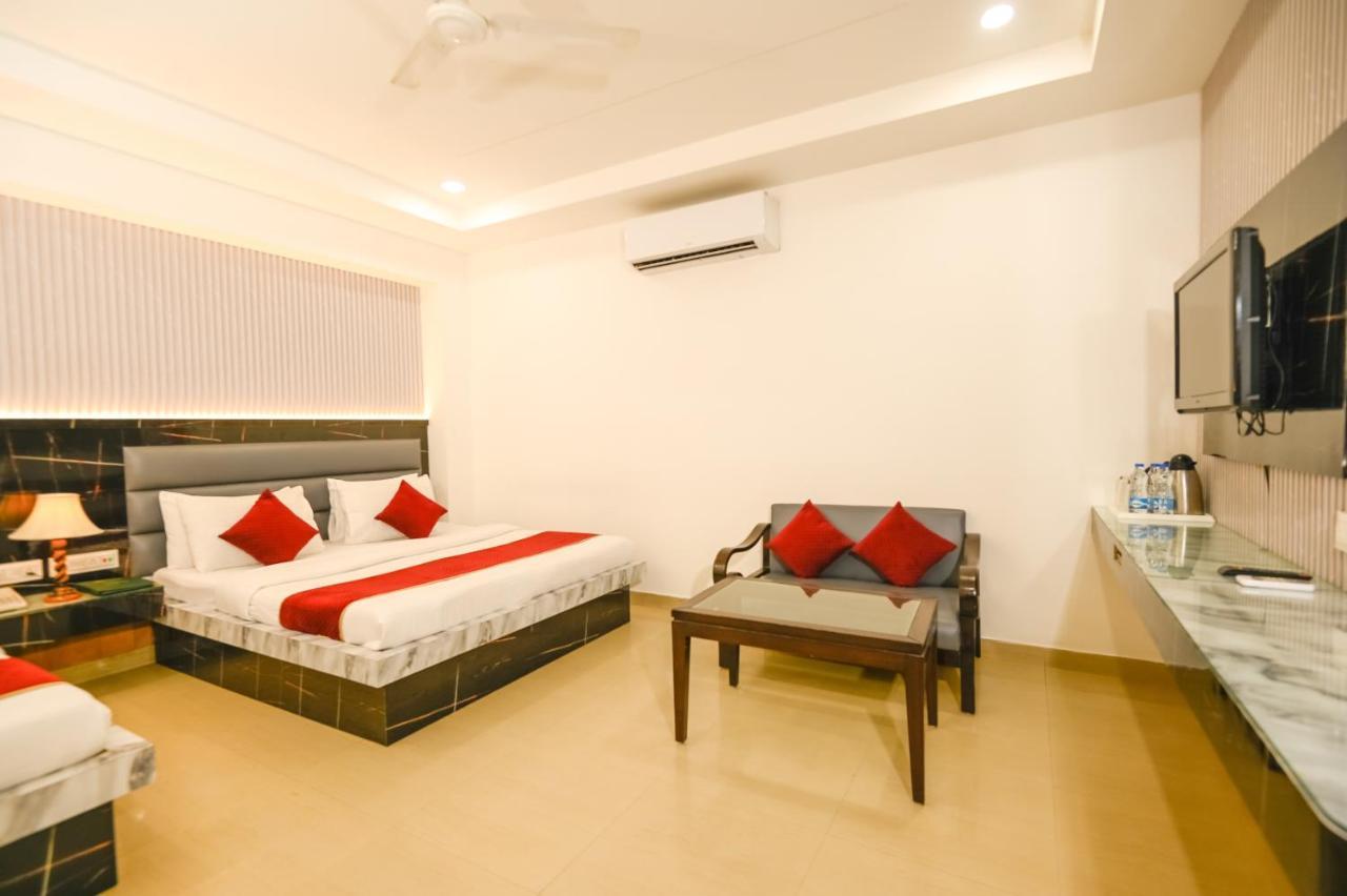 Hotel Krishna Deluxe-By Rcg Hotels Nuova Delhi Esterno foto
