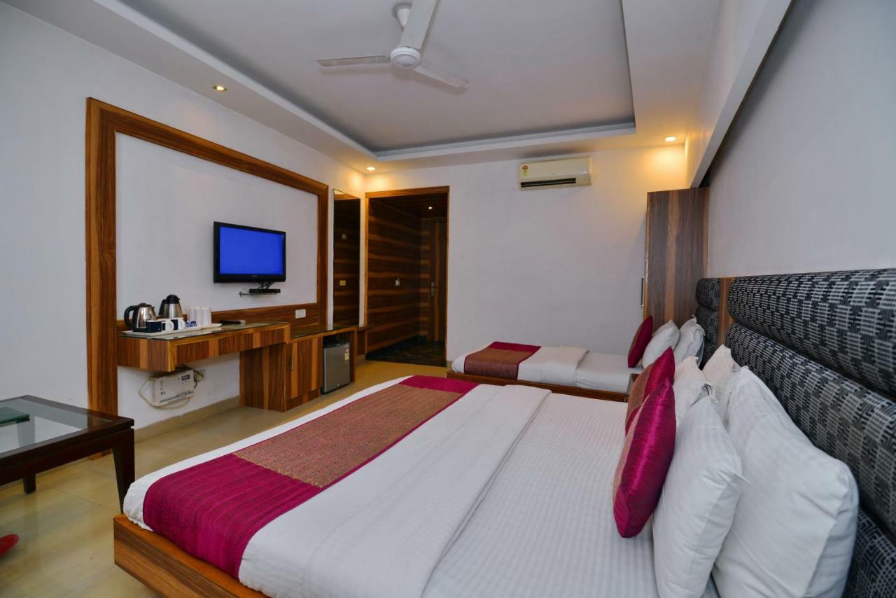 Hotel Krishna Deluxe-By Rcg Hotels Nuova Delhi Esterno foto